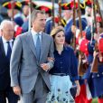  Letizia d'Espagne (dans son ensemble jupe Carolina Herrera et chemisier Felipe Varela, nu-pieds de la première et pochette du second) avec son mari le roi Felipe à San Agustin en Floride le 18 septembre 2015. 