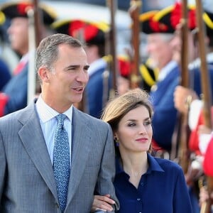 Letizia d'Espagne (dans son ensemble jupe Carolina Herrera et chemisier Felipe Varela, nu-pieds de la première et pochette du second) avec son mari le roi Felipe à San Agustin en Floride le 18 septembre 2015.