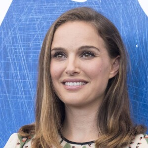 Natalie Portman, habillée par Valentino, posant pour le photocall du film ''Jackie'' lors du 73ème Festival du Film de Venise, la Mostra, le 7 septembre 2016. © Future-Image via ZUMA Press/Bestimage