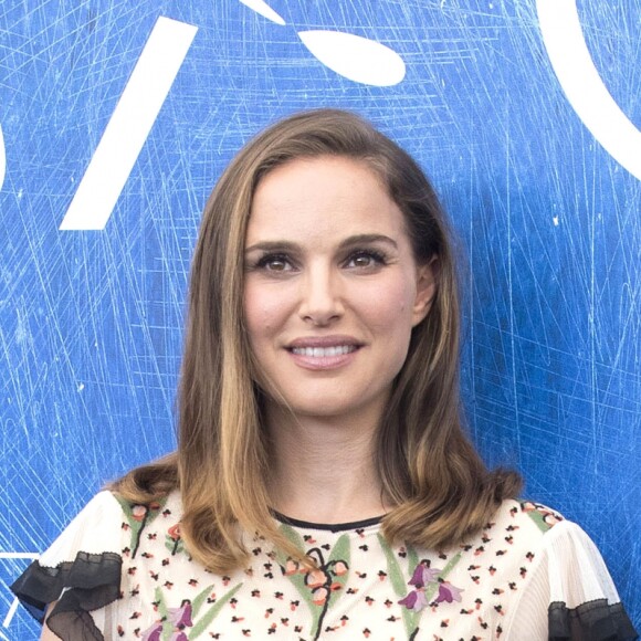 Natalie Portman, habillée par Valentino, posant pour le photocall du film ''Jackie'' lors du 73ème Festival du Film de Venise, la Mostra, le 7 septembre 2016. © Future-Image via ZUMA Press/Bestimage