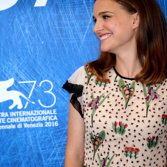 Natalie Portman, habillée par Valentino, posant pour le photocall du film ''Jackie'' lors du 73ème Festival du Film de Venise, la Mostra, le 7 septembre 2016. © Future-Image via ZUMA Press/Bestimage