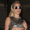 Lady Gaga, en microshort, dévoile sa poitrine et "Perfect illusion"