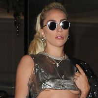 Lady Gaga, en microshort, dévoile sa poitrine et "Perfect illusion"