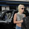 Lady Gaga visite les studios de Radio 1, Kiss FM et achète ensuite un menu chicken chez Nandos à Londres, le 9 septembre 2016.