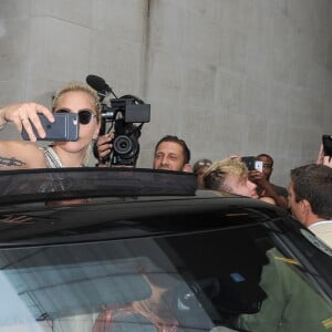 Lady Gaga visite les studios de Radio 1, Kiss FM et achète ensuite un menu chicken chez Nandos à Londres, le 9 septembre 2016