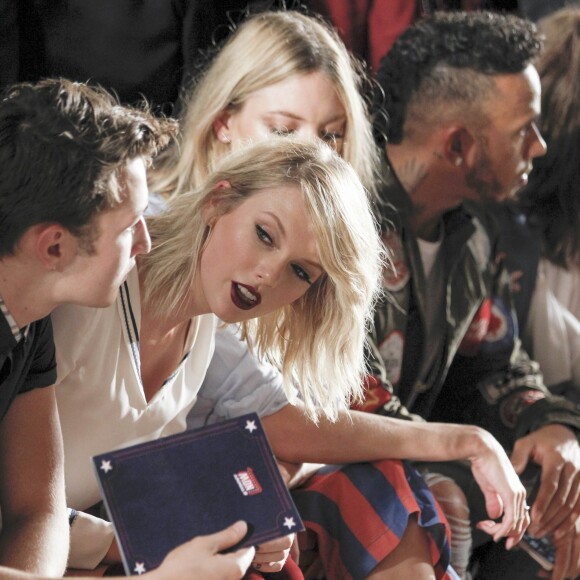 Taylor Swift et Martha Hunt - Défilé Tommy Hilfiger (collection automne-hiver 2016 et TOMMY x GIGI) à South Street Seaport, Pier 16. New York, le 9 septembre 2016.