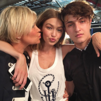 Fashion Week : Gigi Hadid applaudie par ses parents, son frère et Taylor Swift