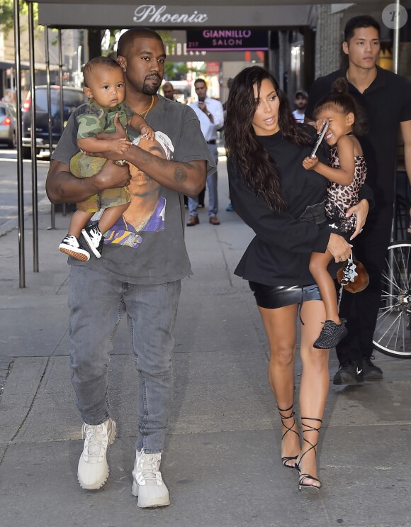 Kim Kardashian et son mari Kanye West à New York avec leurs enfants North et Saint. Le 29 août 2016.