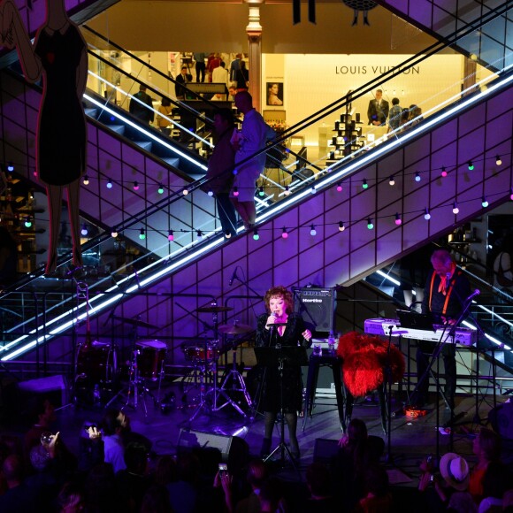 La chanteuse Régine - Soirée d'inauguration de l'exposition PARIS! au Bon Marché à Paris le 7 septembre 2016. Le célèbre magasin de la Rive gauche porte haut et fort les couleurs tricolores en dédiant son exposition automnale à la Ville Lumière. Vestiaire casual chic, gourmandises typiques, cosmétiques adorés des Frenchies... L'essentiel pour la jouer comme une Parisienne. © Coadic Guirec/Bestimage