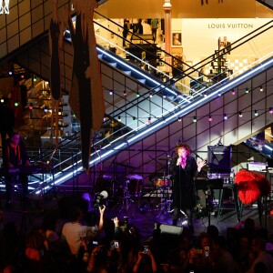 La chanteuse Régine - Soirée d'inauguration de l'exposition PARIS! au Bon Marché à Paris le 7 septembre 2016. Le célèbre magasin de la Rive gauche porte haut et fort les couleurs tricolores en dédiant son exposition automnale à la Ville Lumière. Vestiaire casual chic, gourmandises typiques, cosmétiques adorés des Frenchies... L'essentiel pour la jouer comme une Parisienne. © Coadic Guirec/Bestimage