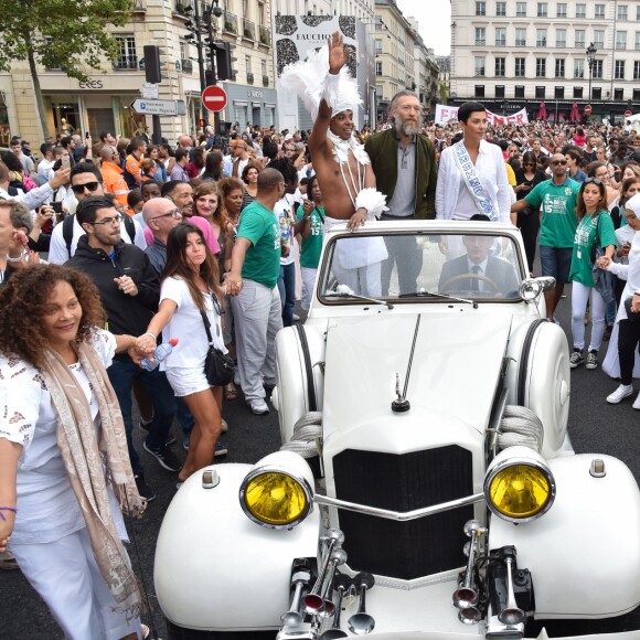Exclusif - Robertinho Chaves, Vincent Cassel et Cristina Cordula lors du cortège du "Lavage de la Madeleine" à Paris, le 4 septembre 2016