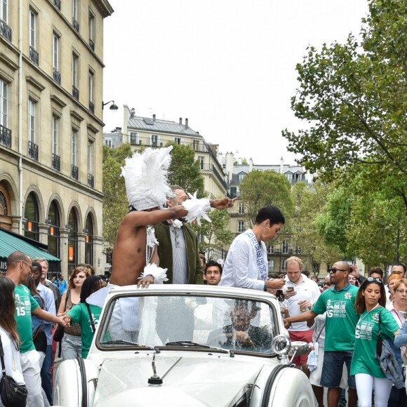 Exclusif - Robertinho Chaves, Vincent Cassel et Cristina Cordula lors du cortège du "Lavage de la Madeleine" à Paris, le 4 septembre 2016