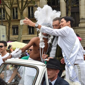 Exclusif - Robertinho Chaves, Vincent Cassel et Cristina Cordula lors du cortège du "Lavage de la Madeleine" à Paris, le 4 septembre 2016