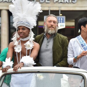 Exclusif - Robertinho Chaves, Vincent Cassel et Cristina Cordula lors du cortège du "Lavage de la Madeleine" à Paris, le 4 septembre 2016