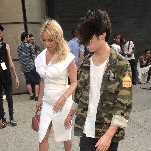 Pamela Anderson et son fils Dylan lors du défilé Christian Siriano à New York. Le 10 septembre 2016.