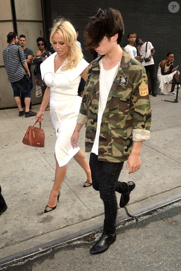 Pamela Anderson et son fils Dylan lors du défilé Christian Siriano à New York. Le 10 septembre 2016.