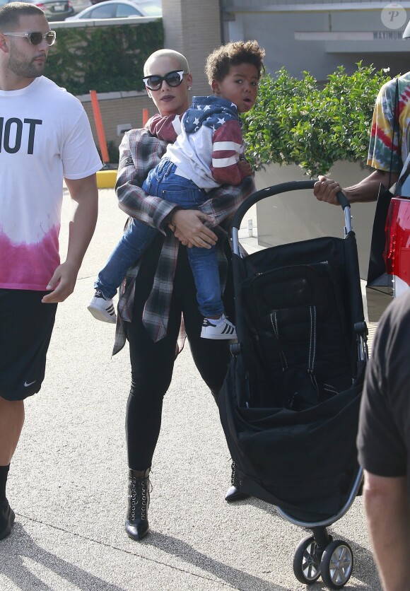 Exclusif - Amber Rose se rend chez Barney's New York avec son fils à Los Angeles, le 12 juin 2016.