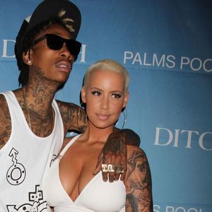 Wiz Khalifa chante a "Ditch Fridays" a Las vegas. Il pose avec sa petite amie Amber Rose. Le 24 mai 2013
