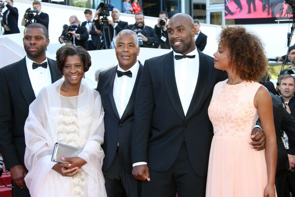 Teddy Riner, sa compagne Luthna, son père Moïse, sa mère Marie-Pierre et son frère Moïse Junior Riner - Montée des marches du film "Elle" lors du 69ème Festival du Film de Cannes. Le 21 mai 2016. © Olivier Borde-Cyril Moreau/Bestimage