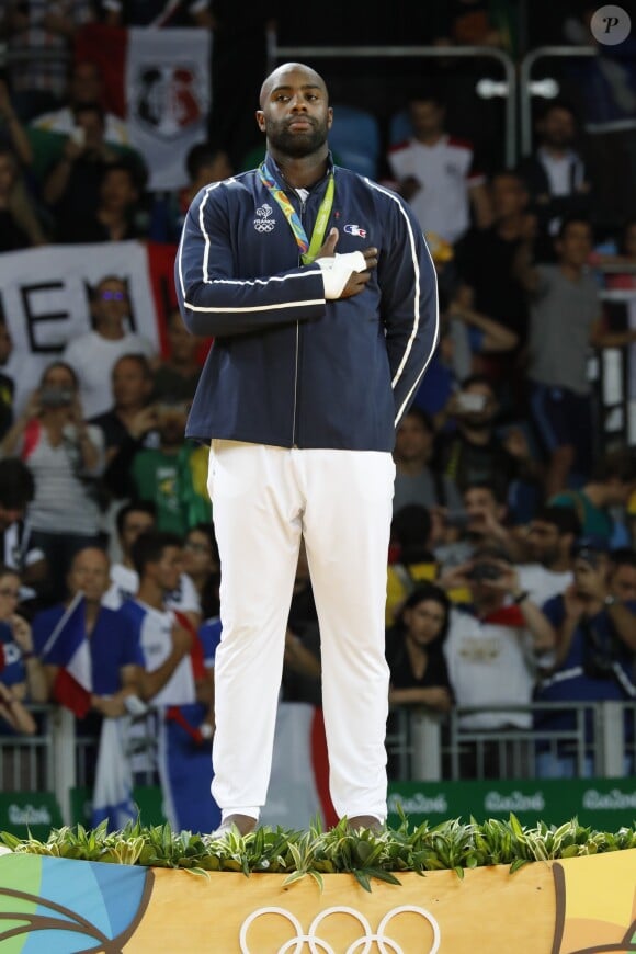 Teddy Riner et sa médaille d'or en jude (+ de 100kg) gagnée contre le Japonais Hiroshi Harakawa aux Jeux olympiques de Rio, le 12 août 2016.