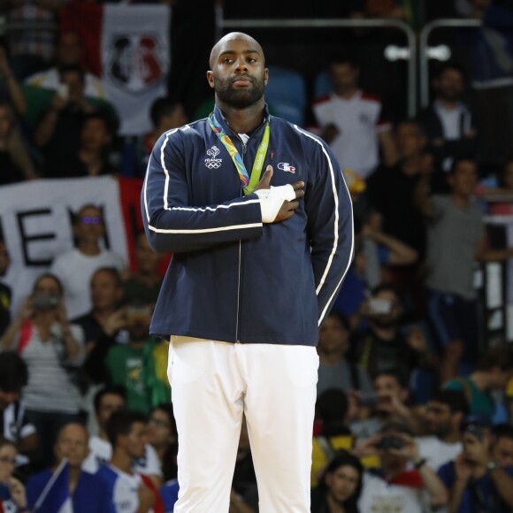 Teddy Riner et sa médaille d'or en jude (+ de 100kg) gagnée contre le Japonais Hiroshi Harakawa aux Jeux olympiques de Rio, le 12 août 2016.