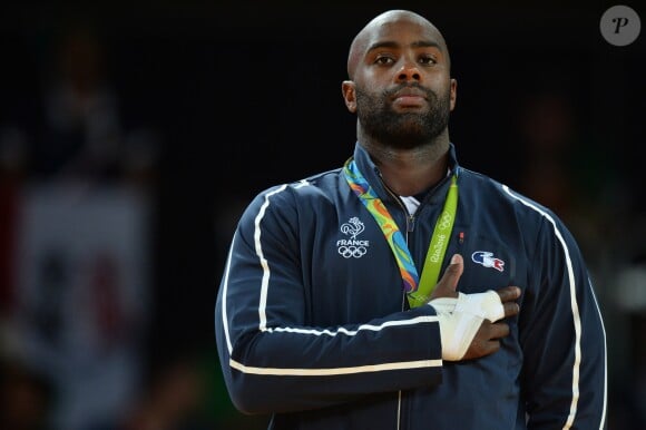 Teddy Riner et sa médaille d'or en jude (+ de 100kg) gagnée contre le Japonais Hiroshi Harakawa aux Jeux olympiques de Rio, le 12 août 2016.