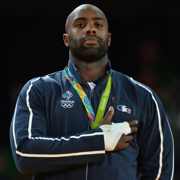 Teddy Riner et sa médaille d'or en jude (+ de 100kg) gagnée contre le Japonais Hiroshi Harakawa aux Jeux olympiques de Rio, le 12 août 2016.