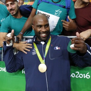 Teddy Riner et sa médaille d'or en jude (+ de 100kg) gagnée contre le Japonais Hiroshi Harakawa aux Jeux olympiques de Rio, le 12 août 2016.