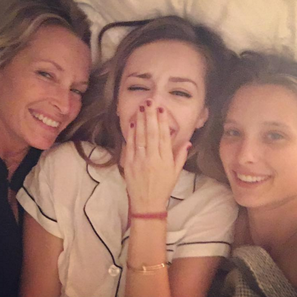 Estelle Lefébure et David Hallyday, ainsi que leur fille aînée Ilona Smet, réunis à Londres pour les 19 ans d'Emma Smet, le 13 septembre 2016.