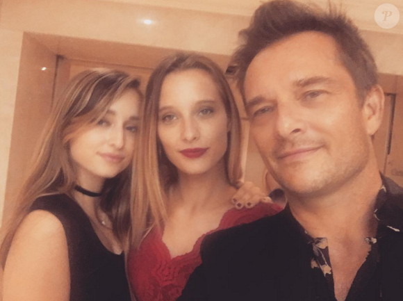 Estelle Lefébure et David Hallyday, ainsi que leur fille aînée Ilona Smet, réunis à Londres pour les 19 ans d'Emma Smet, le 13 septembre 2016.