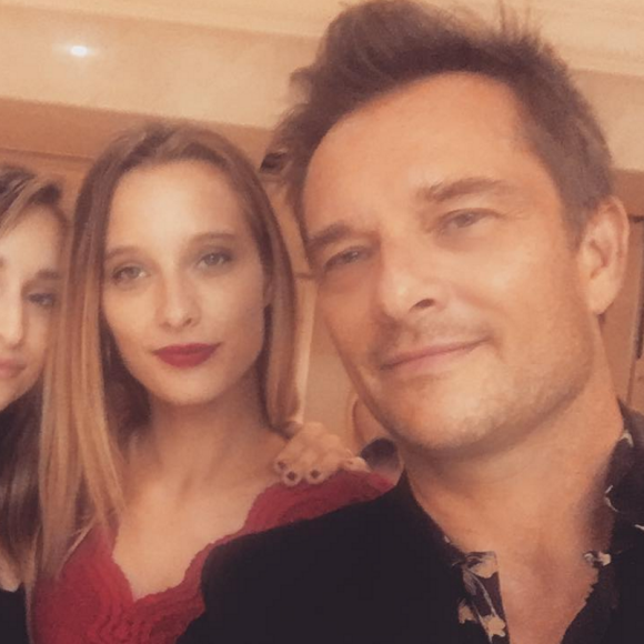 Estelle Lefébure et David Hallyday, ainsi que leur fille aînée Ilona Smet, réunis à Londres pour les 19 ans d'Emma Smet, le 13 septembre 2016.