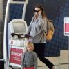 Olivia Wilde enceinte et son fils Otis Sudeikis à l'aéroport de Pearson International à Toronto, le 13 septembre 2016