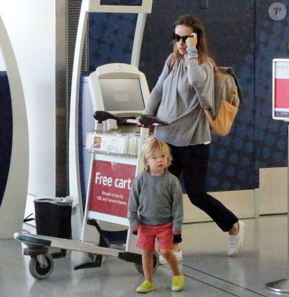 Olivia Wilde enceinte et son fils Otis Sudeikis à l'aéroport de Pearson International à Toronto, le 13 septembre 2016
