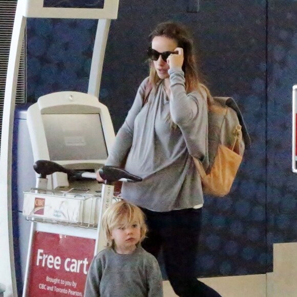 Olivia Wilde enceinte et son fils Otis Sudeikis à l'aéroport de Pearson International à Toronto, le 13 septembre 2016