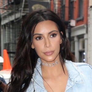 Kim Kardashian montre son soutien-gorge transparent dans la rue à New York, le 6 septembre 2016