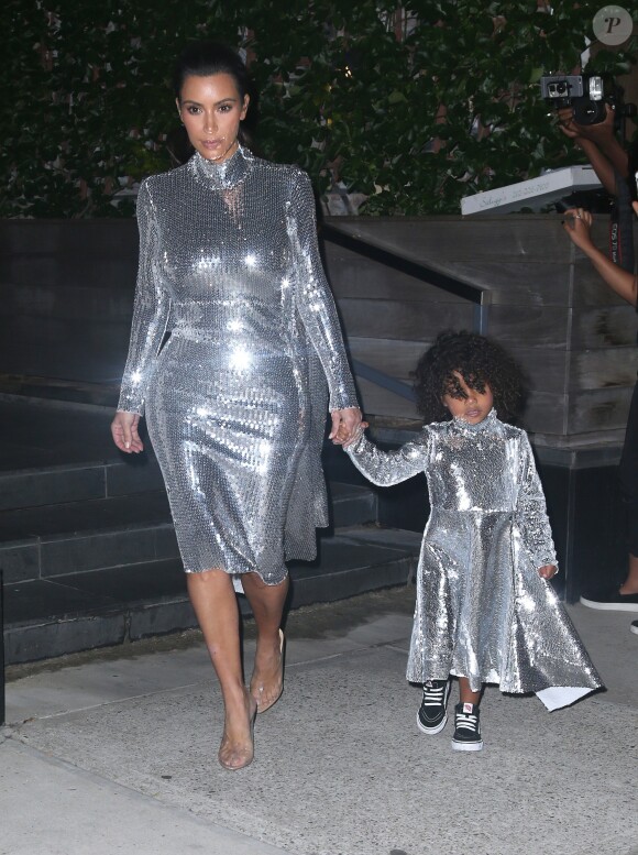 Kim Kardashian et sa fille North West portent des robes pailletées et assorties pour aller au concert de Kanye West à New York, le 5 septembre 2016