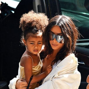 Kim Kardashian se promène avec sa fille North West à New York le 2 septembre 2016.