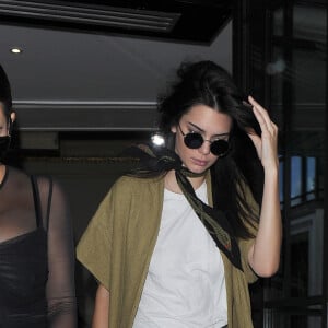 Kim Kardashian est allée déjeuner avec sa soeur Kendall Jenner à Londres. Le 23 mai 2016