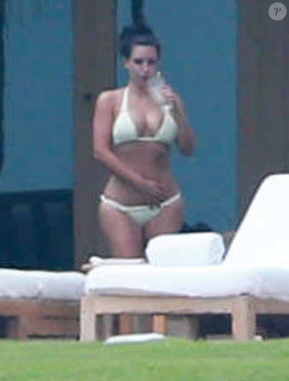 Exclusif - Prix spécial - Kim Kardashian et Kanye West poursuivent leur lune de miel, cette fois au Mexique à Puerto Vallarta. Le couple a loué une villa avec piscine. 10 juin 2014