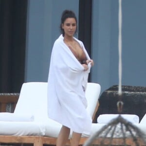 Kim Kardashian en maillot de bain s'amuse avec ses enfants North et Saint West lors de ses vacances à Puerto Vallarta au Mexique, le 18 août 2016