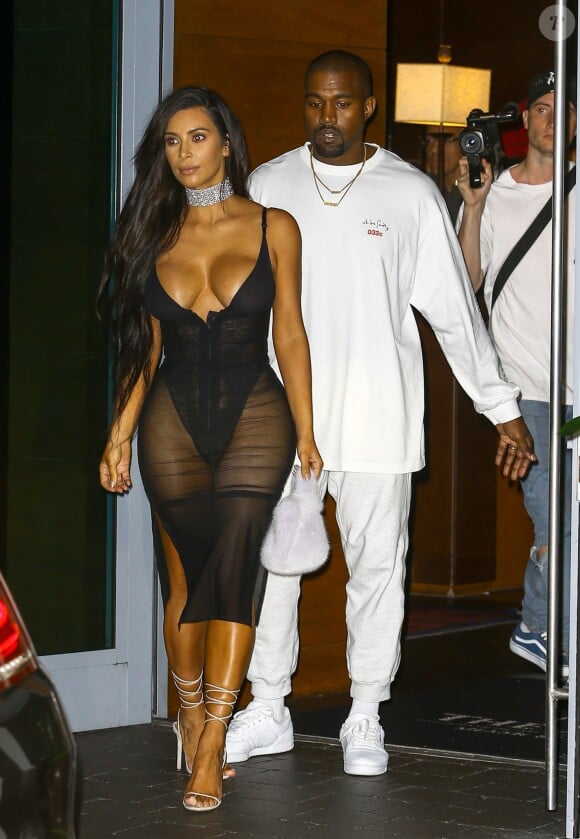 Kim Kardashian (dans une tenue très sexy) et Kanye West sortent de leur hôtel à Miami Le 17 septembre 2016