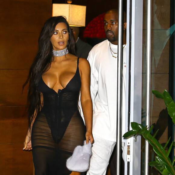 Kim Kardashian (dans une tenue très sexy) et Kanye West sortent de leur hôtel à Miami Le 17 septembre 2016