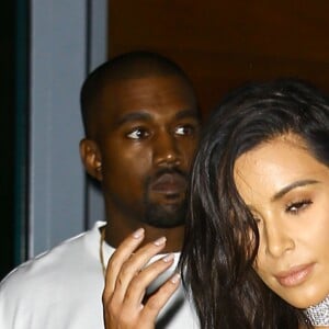 Kim Kardashian (dans une tenue très sexy) et Kanye West sortent de leur hôtel à Miami Le 17 septembre 2016