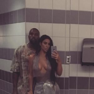 Kim Kardashian et Kanye West prennent un selfie dans les toilettes juste avant le concert du rappeur. Photo publiée sur Instagram le 17 septembre 2016
