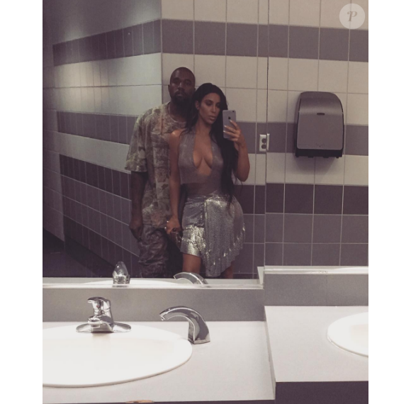 Kim Kardashian et Kanye West prennent un selfie dans les toilettes juste avant le concert du rappeur. Photo publiée sur Instagram le 17 septembre 2016