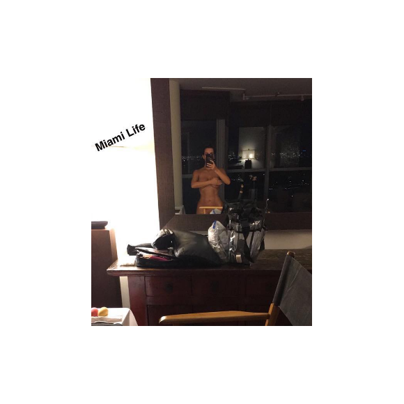 Kim Kardashian dans le plus simple appareil après avoir mis de l'autobronzant. Photo publiée sur Snapchat. Son assistante a révélé qu'elle lui avait peint les abdos pour qu'ils paraissent plus prononcé.