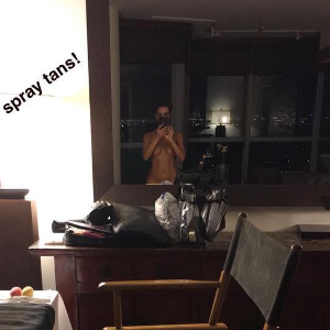 Kim Kardashian dans le plus simple appareil après avoir mis de l'autobronzant. Photo publiée sur Snapchat. Son assistante a révélé qu'elle lui avait peint les abdos pour qu'ils paraissent plus prononcé.