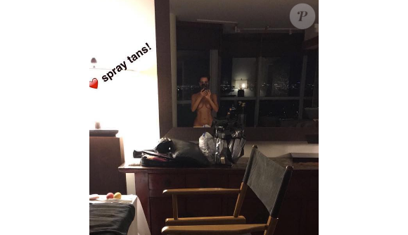 Kim Kardashian dans le plus simple appareil après avoir mis de l'autobronzant. Photo publiée sur Snapchat. Son assistante a révélé qu'elle lui avait peint les abdos pour qu'ils paraissent plus prononcé.