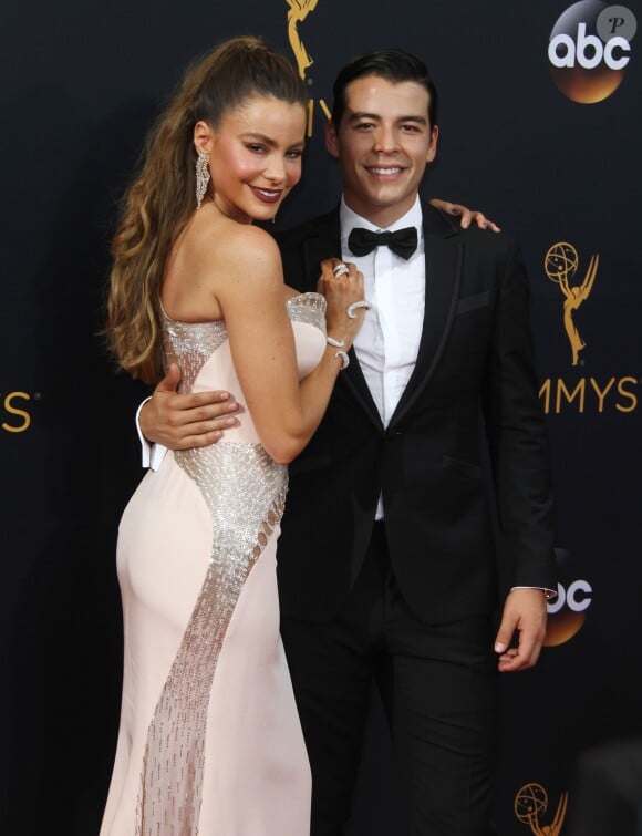 Sofia Vergara et son fils Manolo Gonzalez-Ripoll Vergara - 68ème cérémonie des Emmy Awards au Microsoft Theater à Los Angeles, le 18 septembre 2016.