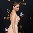 Emilia Clarke, robe Atelier Versace - 68ème cérémonie des Emmy Awards au Microsoft Theater à Los Angeles, le 18 septembre 2016